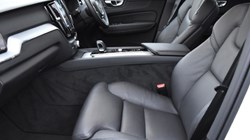 2025 (74) VOLVO XC60 2.0 B5P Plus Dark 5dr AWD Geartronic 4985988