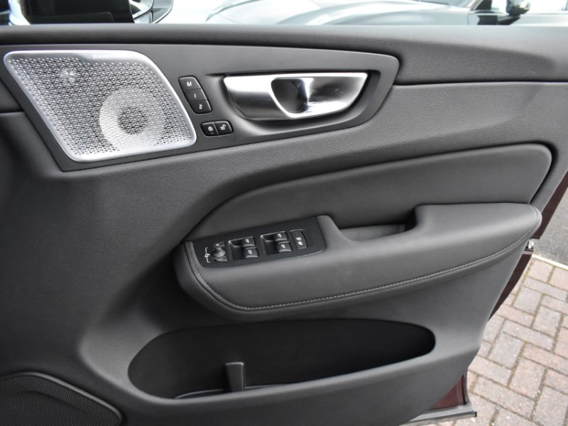 2025 (25) VOLVO XC60 2.0 B5P Ultra Dark 5dr AWD Geartronic 5041390