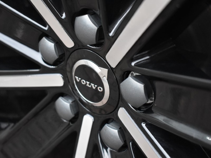 2025 (25) VOLVO XC60 2.0 B5P Ultra Dark 5dr AWD Geartronic 5041430