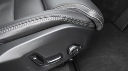 2025 (25) VOLVO XC60 2.0 B5P Ultra Dark 5dr AWD Geartronic 5041392