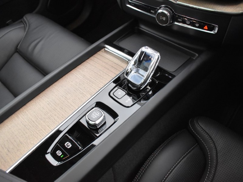 2025 (25) VOLVO XC60 2.0 B5P Ultra Dark 5dr AWD Geartronic 5041389