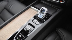 2025 (25) VOLVO XC60 2.0 B5P Ultra Dark 5dr AWD Geartronic 5041389