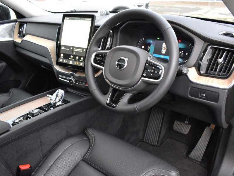 2025 (25) VOLVO XC60 2.0 B5P Ultra Dark 5dr AWD Geartronic 5041398