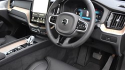 2025 (25) VOLVO XC60 2.0 B5P Ultra Dark 5dr AWD Geartronic 5041398