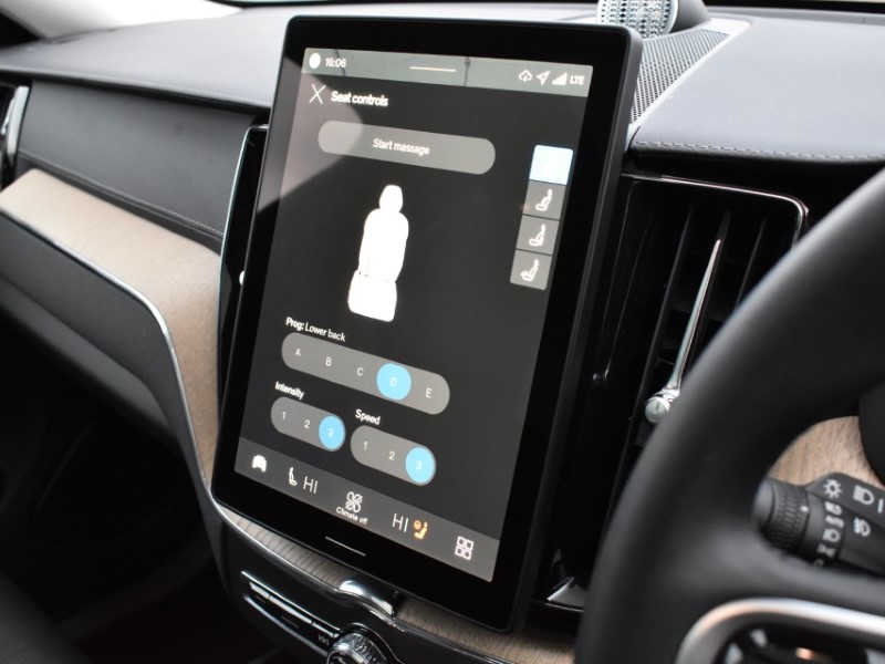 2025 (25) VOLVO XC60 2.0 B5P Ultra Dark 5dr AWD Geartronic 5041396