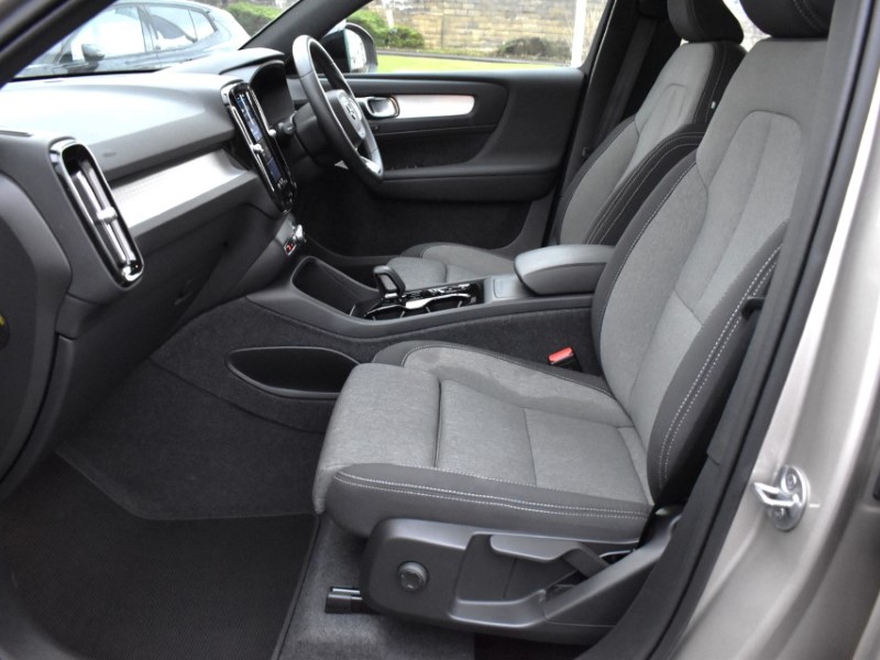 2024 (73) VOLVO XC40 2.0 B3P Plus Dark 5dr Auto 5019322