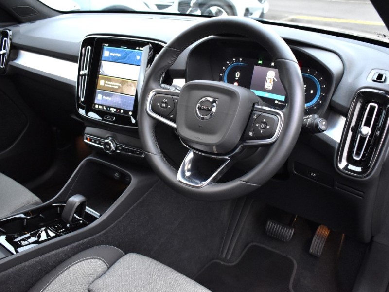 2024 (73) VOLVO XC40 2.0 B3P Plus Dark 5dr Auto 5019287