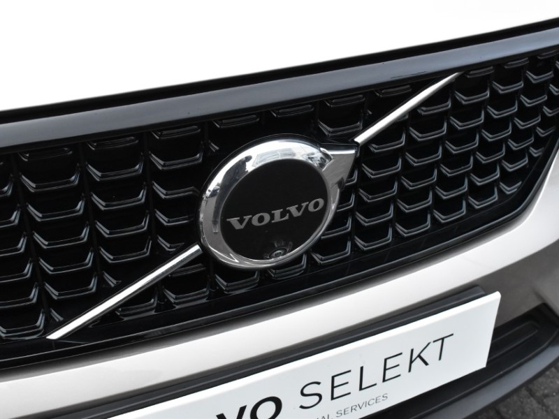 2024 (73) VOLVO XC40 2.0 B3P Plus Dark 5dr Auto 5019344