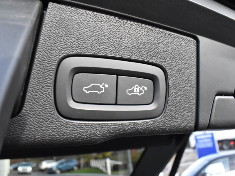 2025 (25) VOLVO XC60 2.0 B5P Plus Dark 5dr AWD Geartronic 5083191