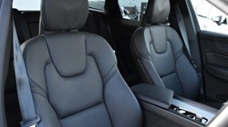 2025 (25) VOLVO XC60 2.0 B5P Plus Dark 5dr AWD Geartronic 5083176