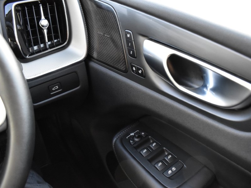 2025 (25) VOLVO XC60 2.0 B5P Plus Dark 5dr AWD Geartronic 5083158