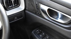 2025 (25) VOLVO XC60 2.0 B5P Plus Dark 5dr AWD Geartronic 5083158