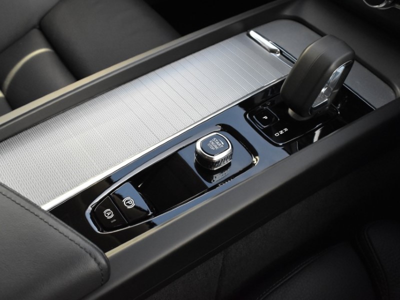 2025 (25) VOLVO XC60 2.0 B5P Plus Dark 5dr AWD Geartronic 5083169