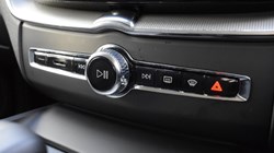 2025 (25) VOLVO XC60 2.0 B5P Plus Dark 5dr AWD Geartronic 5083168