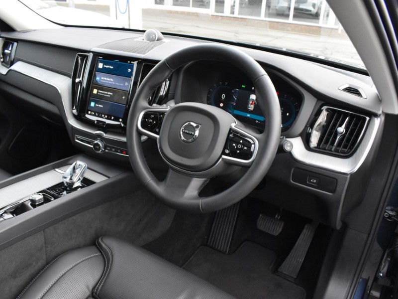 2025 (25) VOLVO XC60 2.0 B5P Ultra Dark 5dr AWD Geartronic 5086172