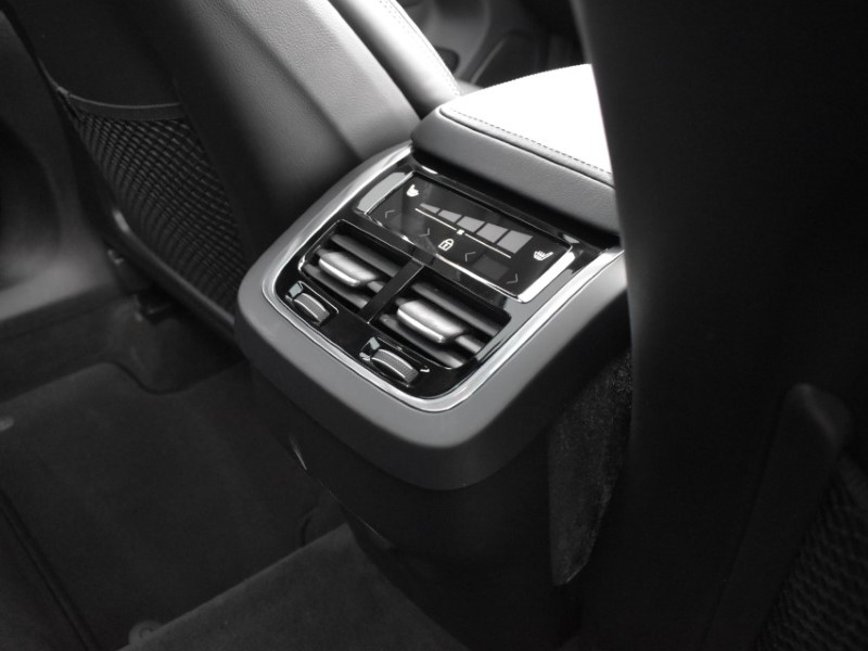 2025 (25) VOLVO XC60 2.0 B5P Ultra Dark 5dr AWD Geartronic 5086183