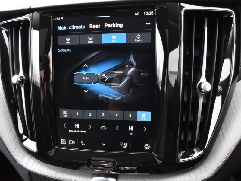 2025 (25) VOLVO XC60 2.0 B5P Ultra Dark 5dr AWD Geartronic 5086165