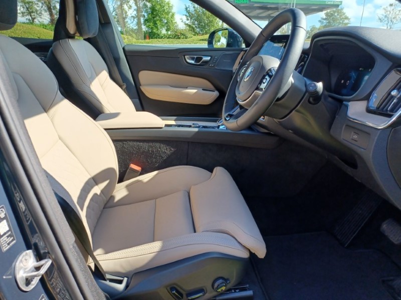 2026 (26) VOLVO XC60 2.0 B5P Plus Dark 5dr AWD Geartronic 5520817