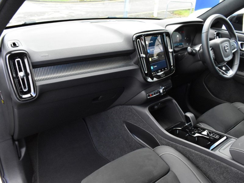 2025 (25) VOLVO XC40 2.0 B4P Plus Dark 5dr Auto 5069559