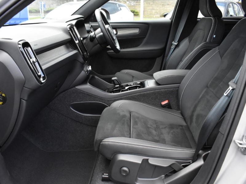 2025 (25) VOLVO XC40 2.0 B4P Plus Dark 5dr Auto 5069558