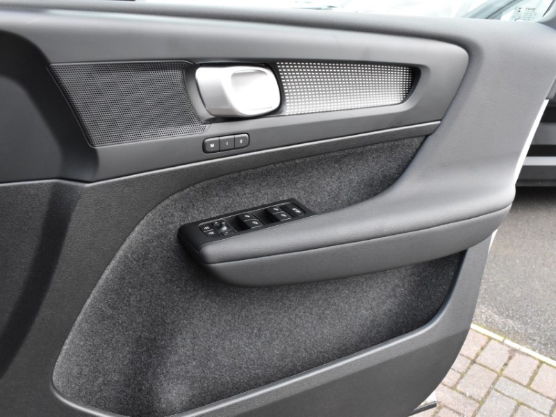 2025 (25) VOLVO XC40 2.0 B4P Plus Dark 5dr Auto 5069535