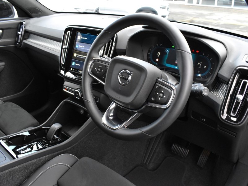 2025 (25) VOLVO XC40 2.0 B4P Plus Dark 5dr Auto 5069548