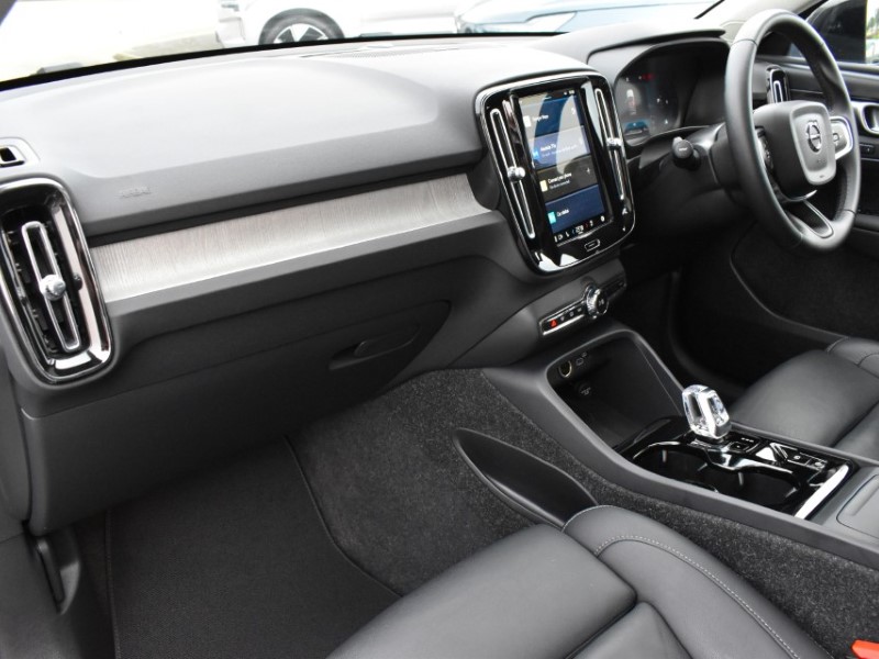 2025 (74) VOLVO XC40 2.0 B4P Ultra Dark 5dr Auto 5143327