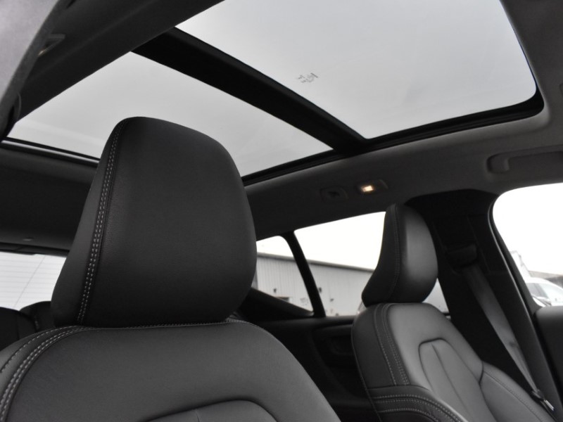 2025 (74) VOLVO XC40 2.0 B4P Ultra Dark 5dr Auto 5143318