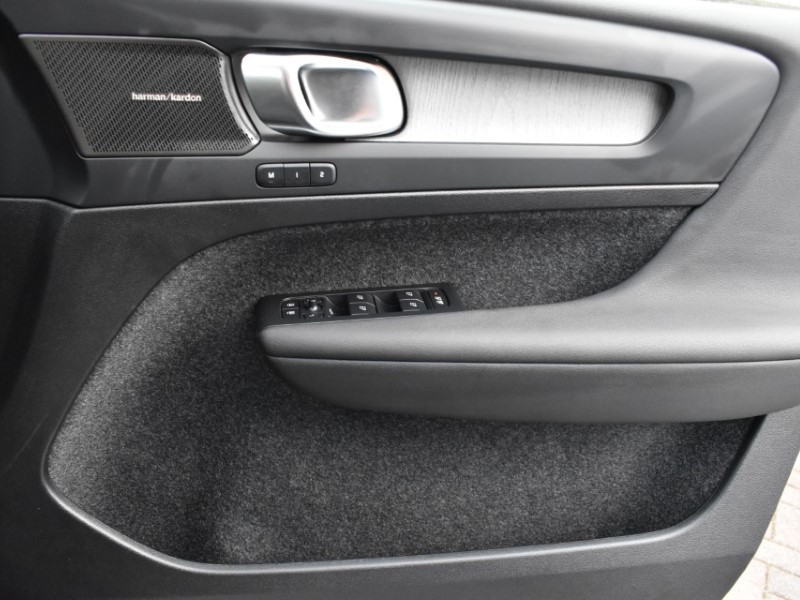 2025 (74) VOLVO XC40 2.0 B4P Ultra Dark 5dr Auto 5143311