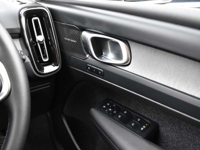 2025 (74) VOLVO XC40 2.0 B4P Ultra Dark 5dr Auto 5143298