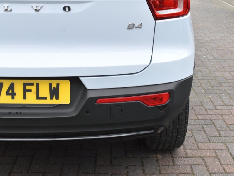 2025 (74) VOLVO XC40 2.0 B4P Ultra Dark 5dr Auto 5143260