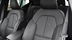 2025 (74) VOLVO XC40 2.0 B4P Ultra Dark 5dr Auto 5143329