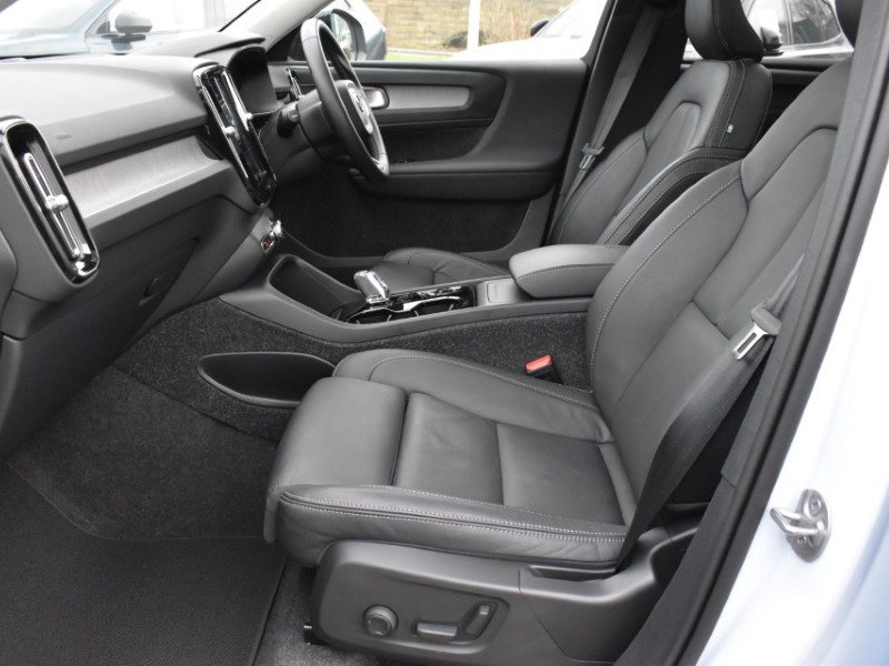 2025 (74) VOLVO XC40 2.0 B4P Ultra Dark 5dr Auto 5143325