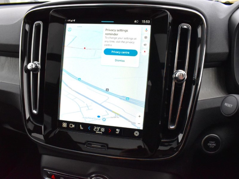 2025 (74) VOLVO XC40 2.0 B4P Ultra Dark 5dr Auto 5143304