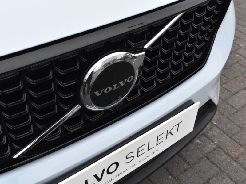 2025 (74) VOLVO XC40 2.0 B4P Ultra Dark 5dr Auto 5143347