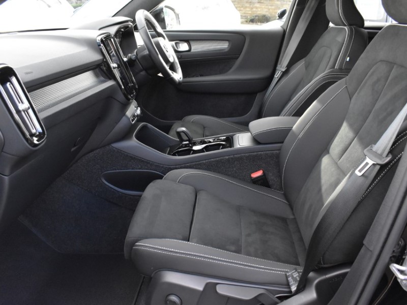 2025 (25) VOLVO XC40 2.0 B3P Plus Black Edition 5dr Auto 5148224