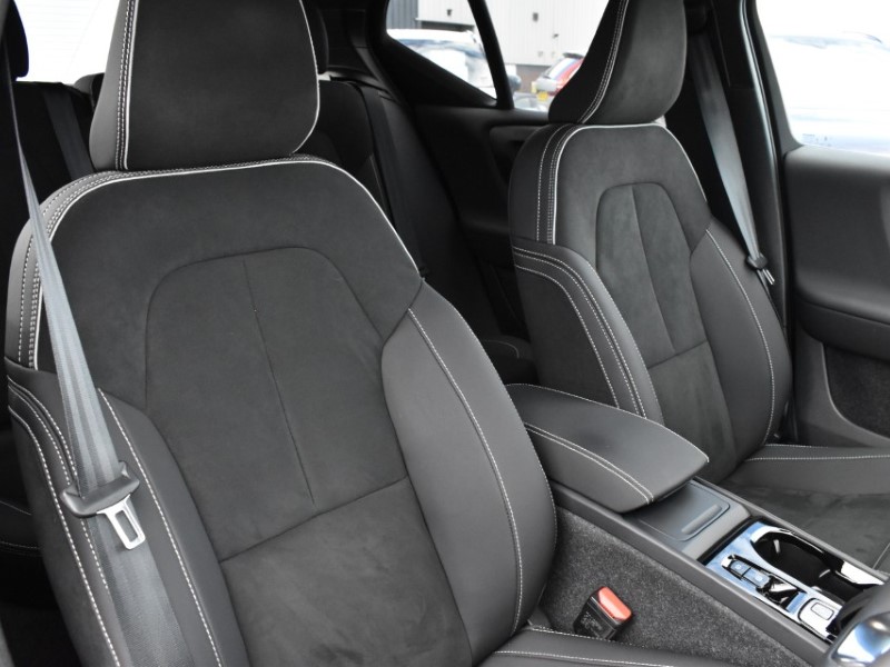 2025 (25) VOLVO XC40 2.0 B3P Plus Black Edition 5dr Auto 5148218