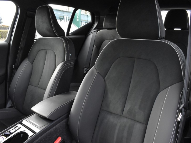 2024 (24) VOLVO XC40 2.0 B3P Plus Dark 5dr Auto 5197236