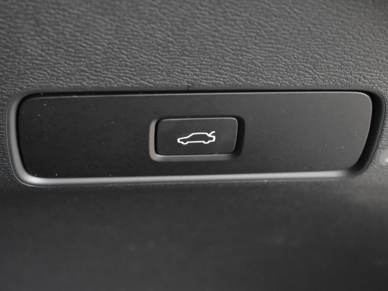 2024 (24) VOLVO XC40 2.0 B3P Plus Dark 5dr Auto 5197209