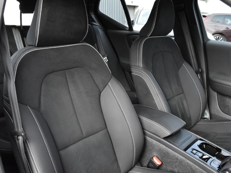2024 (24) VOLVO XC40 2.0 B3P Plus Dark 5dr Auto 5197228