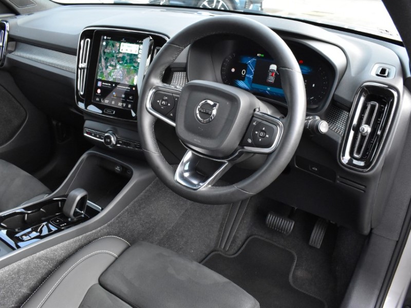 2024 (24) VOLVO XC40 2.0 B3P Plus Dark 5dr Auto 5197226