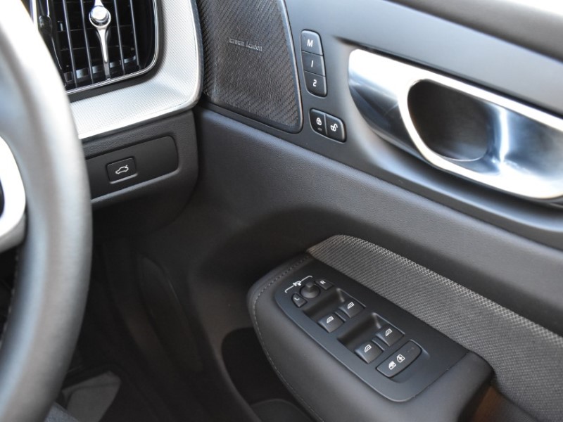 2025 (75) VOLVO XC60 2.0 B5P Plus Black Edition 5dr AWD Geartronic 5128556