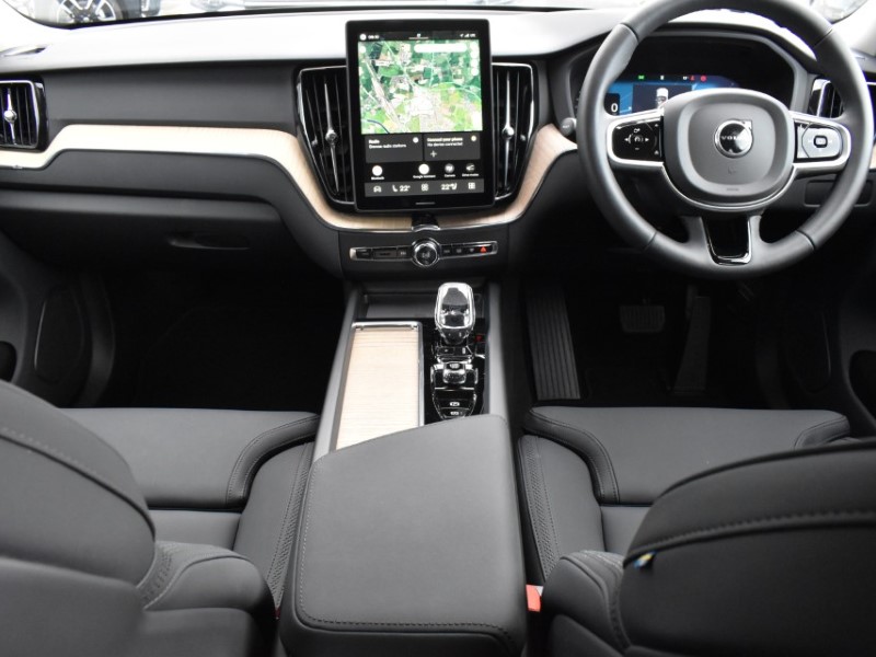 2025 (75) VOLVO XC60 2.0 B5P Plus Dark 5dr AWD Geartronic 5185275