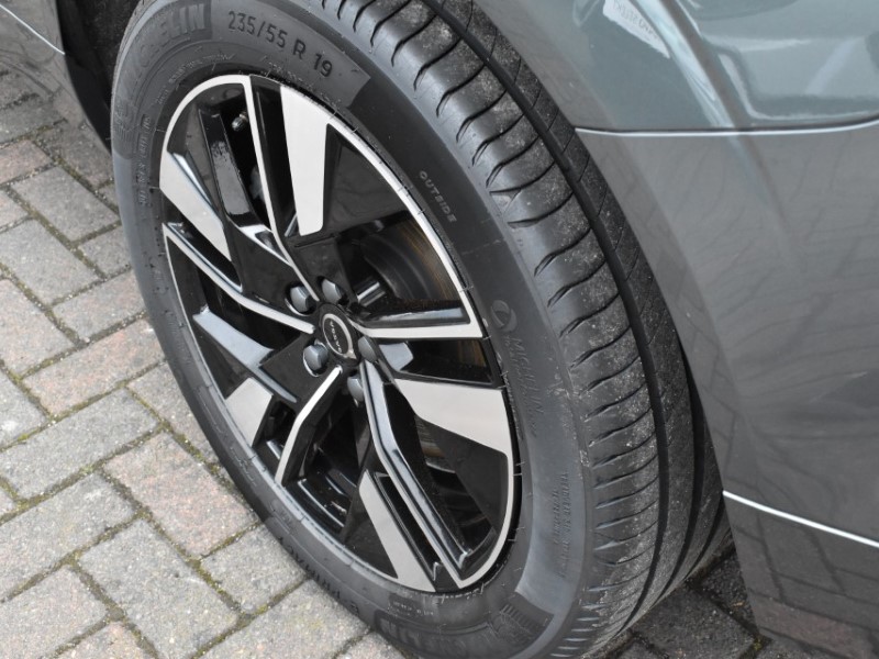 2025 (75) VOLVO XC60 2.0 B5P Plus Dark 5dr AWD Geartronic 5185285