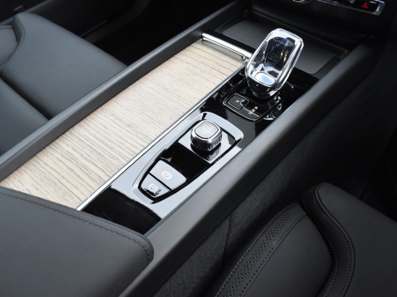 2025 (75) VOLVO XC60 2.0 B5P Plus Dark 5dr AWD Geartronic 5185265