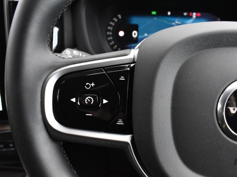 2025 (75) VOLVO XC60 2.0 B5P Plus Dark 5dr AWD Geartronic 5185262