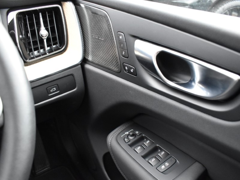 2025 (75) VOLVO XC60 2.0 B5P Plus Dark 5dr AWD Geartronic 5185261