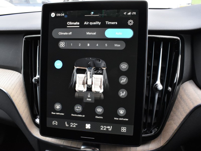 2025 (75) VOLVO XC60 2.0 B5P Plus Dark 5dr AWD Geartronic 5185253