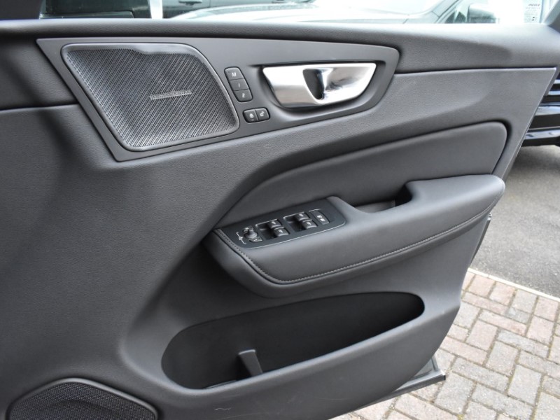 2025 (75) VOLVO XC60 2.0 B5P Plus Dark 5dr AWD Geartronic 5185266