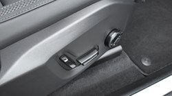 2025 (75) VOLVO XC60 2.0 B5P Plus Dark 5dr AWD Geartronic 5185267